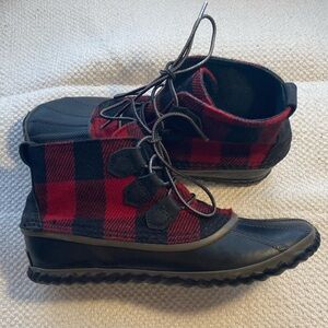 Sorel Out N’ About Red & Black Plaid Duck Boots Waterproof Women’s 9